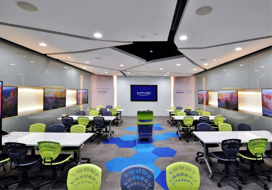 多くのディスプレイを使用した最先端の教室